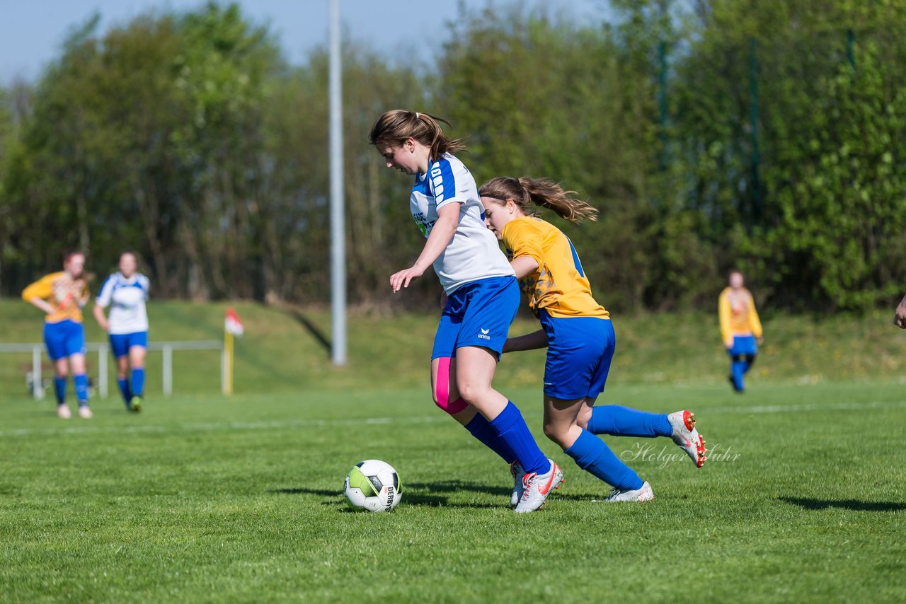 Bild 104 - B-Juniorinnen Bramstedter TS - SSV Hennstedt : Ergebnis: 3:7